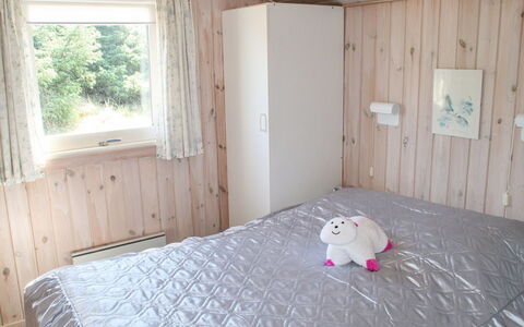 Kaija - 300M from the Sea: Legna, Camera Da Letto, Letto, Pavimento, Mobilia, Casa, Pavimentazione, Interior Design, Biancheria, Lenzuolo