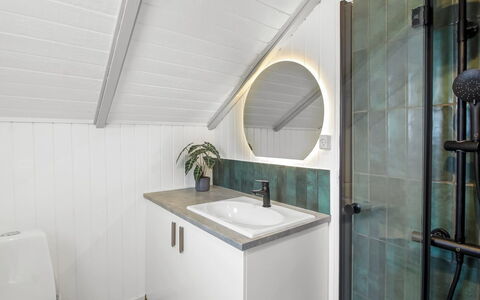 Andrina - 200M from the Sea: Idraulico Fixture, Bagno, Pavimentazione, Interior Design, Pavimento, Lavandino Del Bagno, Lavello, Rubinetto, Mobiletto Del Bagno, Idraulico