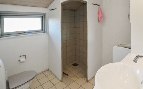 Daje - 600M from the Sea: Parete, Idraulico Fixture, Legna, Pavimento, Pavimentazione, Lavello, Lavandino Del Bagno, Bagno, Idraulico, Rubinetto