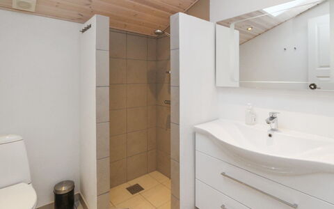 Daje - 600M from the Sea: Pavimentazione, Pavimento, Lavandino Del Bagno, Idraulico Fixture, Interior Design, Legna, Bagno, Lavello, Mobiletto Del Bagno, Soffitto