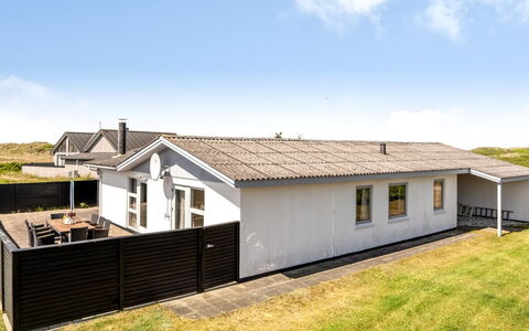 Majvor - 100M from the Sea: Tetto, Casa, Casa, Villetta, Raccordo, Estate, Driveway, Edifici Giardino, Cortile, Capannone