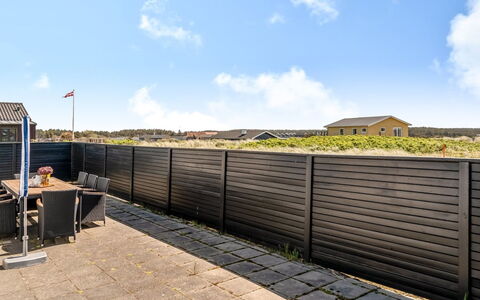 Majvor - 100M from the Sea: Tetto, Casa, Casa, Villetta, Raccordo, Estate, Driveway, Edifici Giardino, Cortile, Capannone