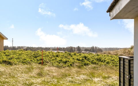 Majvor - 100M from the Sea: Tetto, Casa, Casa, Villetta, Raccordo, Estate, Driveway, Edifici Giardino, Cortile, Capannone