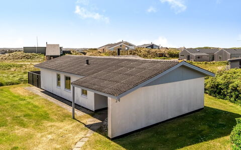 Majvor - 100M from the Sea: Tetto, Casa, Casa, Villetta, Raccordo, Estate, Driveway, Edifici Giardino, Cortile, Capannone