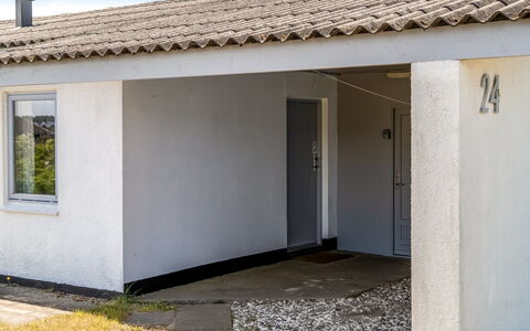 Majvor - 100M from the Sea: Tetto, Casa, Casa, Villetta, Raccordo, Estate, Driveway, Edifici Giardino, Cortile, Capannone