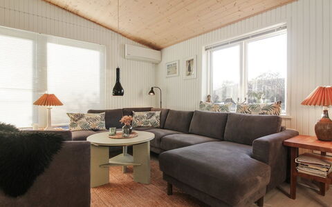 Habbo - 500M from the Sea: Mobilia, Divano, Legna, Interior Design, Casa, Soggiorno, Casa, Illuminazione, Appartamento