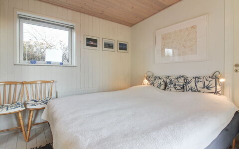 Habbo - 500M from the Sea: Camera Da Letto, Letto, Interior Design, Pavimentazione, Lenzuolo, Legna, Pavimento, Bedding, Soffitto, Mobilia