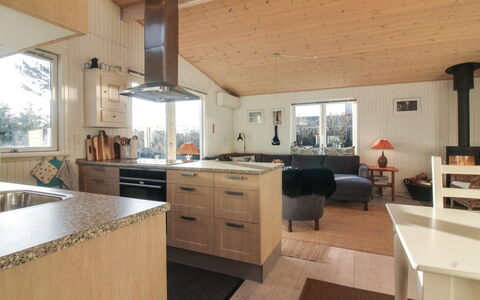 Habbo - 500M from the Sea: Legna, Mobilia, Pavimentazione, Controsoffitto, Interior Design, Soffitto, Cabinetry, Cucina, Pavimento, Lampada