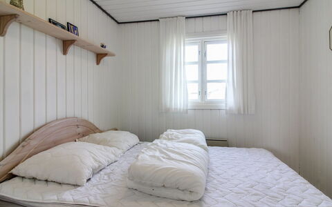 Demus - 900M from the Sea: Legna, Camera Da Letto, Letto, Pavimento, Lenzuolo, Pavimentazione, Bedding, Interior Design, Biancheria, Telaio Del Letto