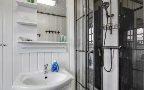 Demus - 900M from the Sea: Idraulico Fixture, Lavandino Del Bagno, Interior Design, Lavello, Bagno, Pavimentazione, Pavimento, Rubinetto, Idraulico, Camera