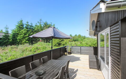 Demus - 900M from the Sea: Legna, Pavimento In Legno, Portico, Deck, Casa, Latifoglie, Materiale Composito, Plank, Shade, Color Legno