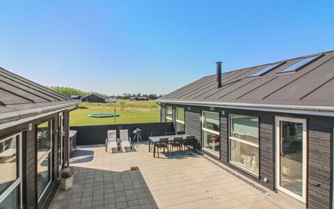 Eveline - 1.5Km from the Sea: Tetto, Casa, Casa, Villetta, Raccordo, Estate, Driveway, Edifici Giardino, Cortile, Capannone
