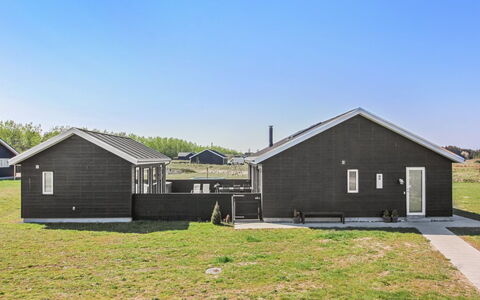 Eveline - 1.5Km from the Sea: Tetto, Casa, Casa, Villetta, Raccordo, Estate, Driveway, Edifici Giardino, Cortile, Capannone