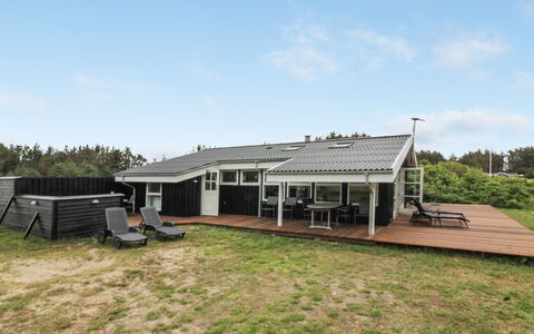 Nienke - 700M from the Sea: Zona Residenziale, Tetto, Sobborgo, Driveway, Estate, Camino