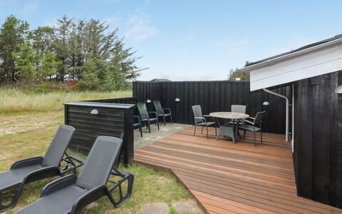 Nienke - 700M from the Sea: Zona Residenziale, Tetto, Sobborgo, Driveway, Estate, Camino