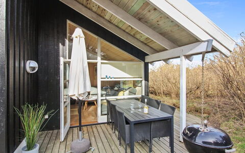 Ømod - 300M from the Sea: Legna, Portico, Casa, Porta, Villetta, Tetto, Deck, Latifoglie, Sedia, Edifici Giardino