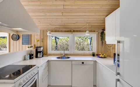 Ømod - 300M from the Sea: Cucina, Controsoffitto, Elettrodomestico Da Cucina, Interior Design, Pavimentazione, Apparecchio Major, Cabinetry, Mobilia, Legna, Soffitto