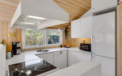 Ømod - 300M from the Sea: Cucina, Interior Design, Elettrodomestico Da Cucina, Controsoffitto, Legna, Soffitto, Pavimentazione, Lampada, Apparecchio Major, Cabinetry
