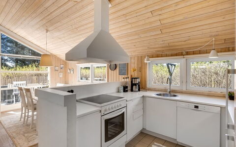 Ømod - 300M from the Sea: Cucina, Controsoffitto, Pavimentazione, Interior Design, Elettrodomestico Da Cucina, Mobilia, Legna, Pavimento, Soffitto, Apparecchio Major