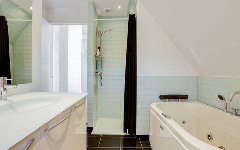 Thythulf - 550M from the Sea: Bagno, Pavimentazione, Idraulico Fixture, Interior Design, Pavimento, Vasca Da Bagno, Soffitto, Rubinetto, Idraulico, Lavello
