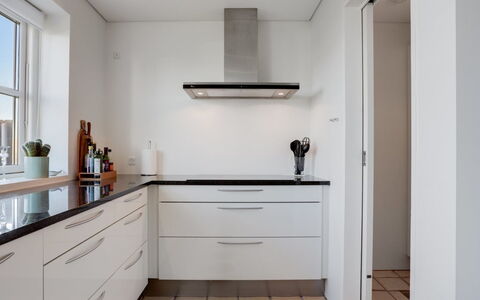 Thythulf - 550M from the Sea: Cucina, Controsoffitto, Pavimentazione, Cabinetry, Interior Design, Legna, Elettrodomestico Da Cucina, Pavimento, Casa, Cassetto