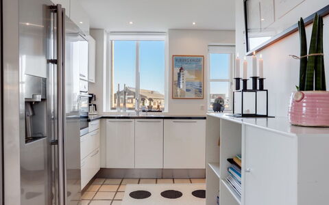 Thythulf - 550M from the Sea: Elettrodomestico Da Cucina, Cucina, Controsoffitto, Pavimentazione, Interior Design, Cabinetry, Apparecchio Major, Mobilia, Pavimento, Legna