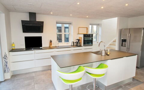 Halldis - 600M from the Sea: Pavimentazione, Controsoffitto, Interior Design, Cucina, Mobilia, Pavimento, Legna, Cabinetry, Soffitto, Elettrodomestico Da Cucina