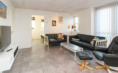 Halldis - 600M from the Sea: Mobilia, Interior Design, Pavimentazione, Pavimento, Parete, Divano, Soffitto, Legna, Camera, Soggiorno