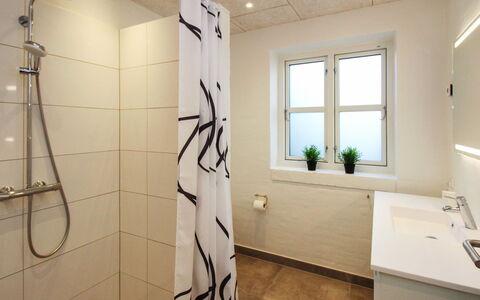 Halldis - 600M from the Sea: Pavimentazione, Parete, Idraulico Fixture, Pavimento, Interior Design, Bagno, Idraulico, Doccia, Camera, Rubinetto