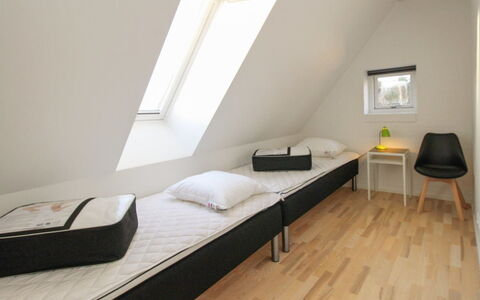 Halldis - 600M from the Sea: Pavimentazione, Pavimento, Interior Design, Legna, Camera Da Letto, Letto, Mobilia, Camera, Telaio Del Letto, Soffitto