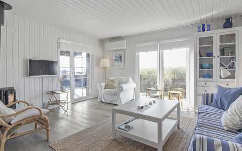 Adelita - 100M from the Sea: Zona Residenziale, Tetto, Sobborgo, Driveway, Estate, Camino