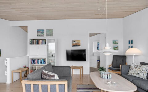 Radica - 50M from the Sea: Mobilia, Interior Design, Pavimentazione, Pavimento, Legna, Soffitto, Soggiorno, Divano, Camera, Casa