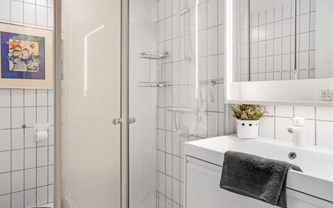 Radica - 50M from the Sea: Interior Design, Bagno, Idraulico Fixture, Pavimentazione, Pavimento, Lavandino Del Bagno, Mobiletto Del Bagno, Lavello, Idraulico, Soffitto