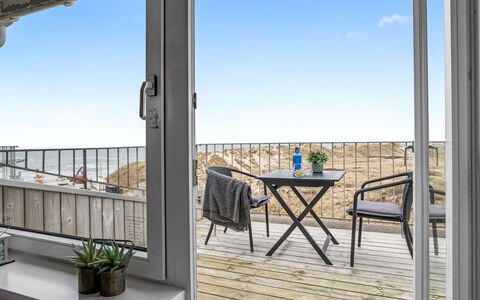 Radica - 50M from the Sea: Legna, Mobilia, Pavimento, Balcone, Sedia, Deck, Latifoglie, Mare, Pavimento In Legno, Appartamento