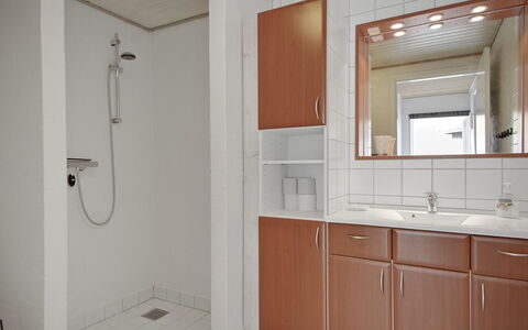 Armi - 75M from the Sea: Tetto, Casa, Casa, Villetta, Raccordo, Estate, Driveway, Edifici Giardino, Cortile, Capannone