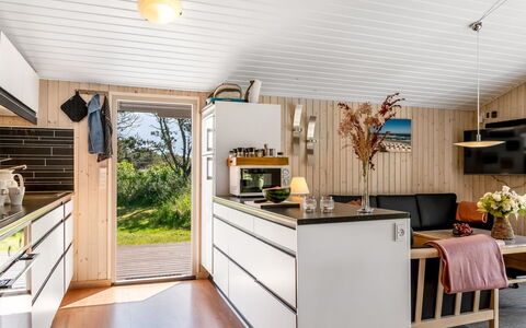 Brunetta - 800M from the Sea: Cucina, Legna, Mobilia, Pavimentazione, Interior Design, Controsoffitto, Pavimento In Legno, Elettrodomestico Da Cucina, Pavimento, Apparecchio Major