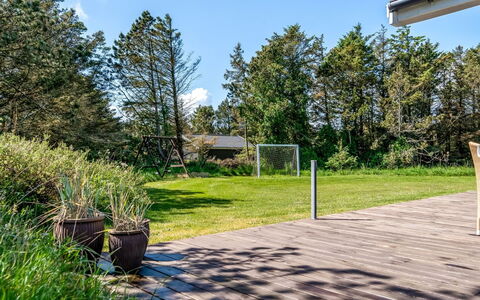 Brunetta - 800M from the Sea: Verde, Arbusto, Giardino, Lotto, Groundcover, Shade, Prato, Landscaping, Cortile, Passerella