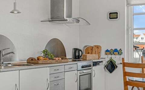 Jördis - 150M from the Sea: Cucina, Elettrodomestico Da Cucina, Controsoffitto, Apparecchio Major, Pavimentazione, Interior Design, Elettrodomestico, Cabinetry, Mobilia, Camera