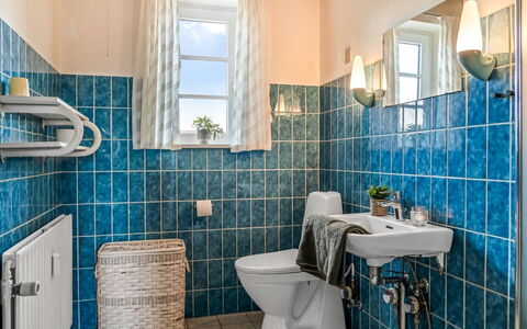 Jördis - 150M from the Sea: Blu, Idraulico Fixture, Bagno, Interior Design, Pavimentazione, Piastrella, Idraulico, Rubinetto, Lavello, Gabinetto