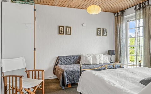 Jördis - 150M from the Sea: Mobilia, Interior Design, Pavimento, Pavimentazione, Parete, Letto, Camera Da Letto, Legna, Soffitto, Biancheria