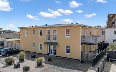 Jördis - 150M from the Sea: Facciata, Porta, Urban Design, Finestra A Ghigliottina, Balcone, Cancello, Recinzione
