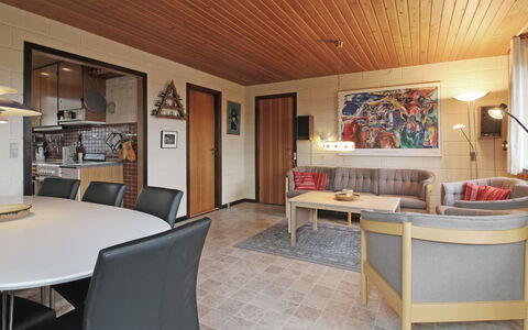 Ehmi - 500M from the Sea: Mobilia, Interior Design, Pavimentazione, Pavimento, Legna, Soffitto, Camera, Sedia, Tavolo, Soggiorno