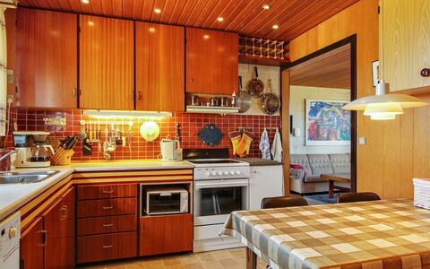 Ehmi - 500M from the Sea: Cucina, Interior Design, Mobilia, Controsoffitto, Pavimentazione, Legna, Elettrodomestico Da Cucina, Apparecchio Major, Soffitto, Cabinetry