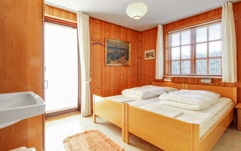 Ehmi - 500M from the Sea: Legna, Mobilia, Interior Design, Camera Da Letto, Letto, Pavimento, Pavimentazione, Casa, Camera, Telaio Del Letto