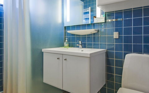 Ehmi - 500M from the Sea: Lavandino Del Bagno, Idraulico Fixture, Bagno, Parete, Lavello, Pavimentazione, Interior Design, Rubinetto, Pavimento, Idraulico