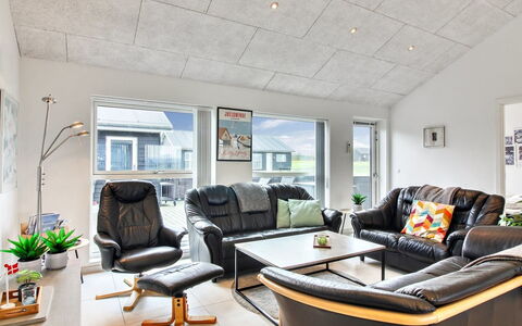 Edgar - 1.5Km from the Sea: Mobilia, Interior Design, Soffitto, Pavimentazione, Divano, Legna, Pavimento, Soggiorno, Camera, Illuminazione