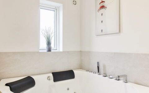 Edgar - 1.5Km from the Sea: Vasca Da Bagno, Idraulico Fixture, Bagno, Interior Design, Pavimentazione, Pavimento, Idraulico, Camera, Soffitto, Rubinetto