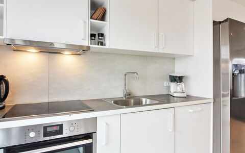 Edgar - 1.5Km from the Sea: Elettrodomestico Da Cucina, Cucina, Controsoffitto, Cabinetry, Apparecchio Major, Mobilia, Interior Design, Pavimentazione, Legna, Lavandino Della Cucina