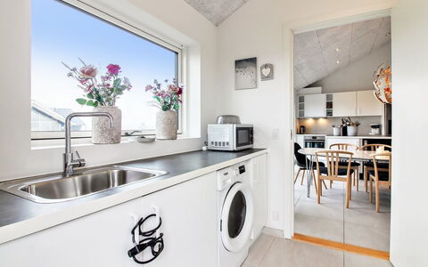 Edgar - 1.5Km from the Sea: Pavimentazione, Apparecchio Major, Lavatrice, Interior Design, Pavimento, Cucina, Soffitto, Controsoffitto, Elettrodomestico Da Cucina, Asciugatrice