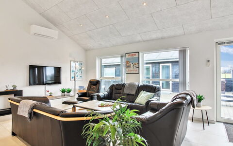 Edgar - 1.5Km from the Sea: Mobilia, Interior Design, Divano, Pavimentazione, Soffitto, Pavimento, Soggiorno, Lampada, Camera, Illuminazione